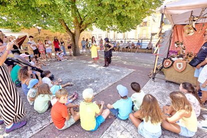 Berlanga de Duero pone el mejor marco posible al Mercado Medieval, una iniciativa que recuerda el pasado de la localidad.