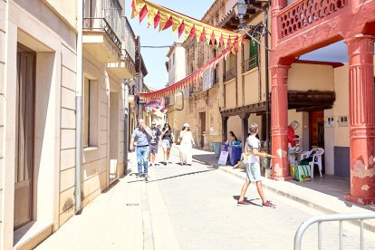 Berlanga de Duero pone el mejor marco posible al Mercado Medieval, una iniciativa que recuerda el pasado de la localidad.