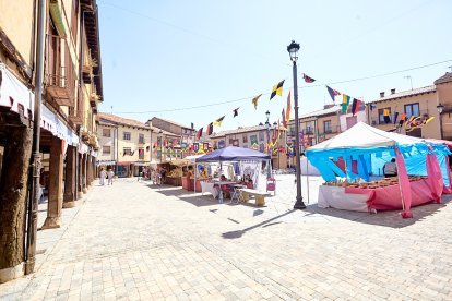 Berlanga de Duero pone el mejor marco posible al Mercado Medieval, una iniciativa que recuerda el pasado de la localidad.