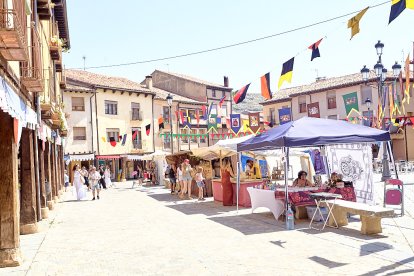 Berlanga de Duero pone el mejor marco posible al Mercado Medieval, una iniciativa que recuerda el pasado de la localidad.