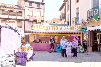 Berlanga de Duero pone el mejor marco posible al Mercado Medieval, una iniciativa que recuerda el pasado de la localidad.