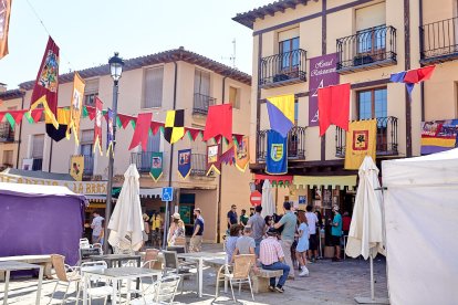 Berlanga de Duero pone el mejor marco posible al Mercado Medieval, una iniciativa que recuerda el pasado de la localidad.