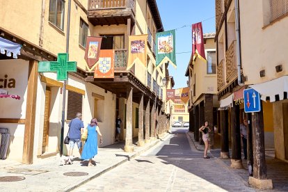 Berlanga de Duero pone el mejor marco posible al Mercado Medieval, una iniciativa que recuerda el pasado de la localidad.