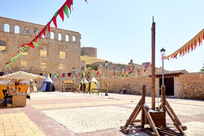Berlanga de Duero pone el mejor marco posible al Mercado Medieval, una iniciativa que recuerda el pasado de la localidad.