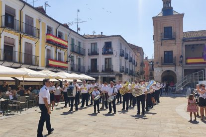 La banda de música animó la mañana burgense.