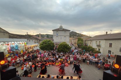 Valdanzo recupera su histórico reloj e instala señalización ornamental en sus calles.