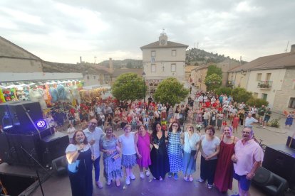 Valdanzo recupera su histórico reloj e instala señalización ornamental en sus calles.