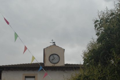 Valdanzo recupera su histórico reloj e instala señalización ornamental en sus calles.