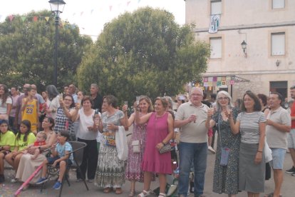 Valdanzo recupera su histórico reloj e instala señalización ornamental en sus calles.