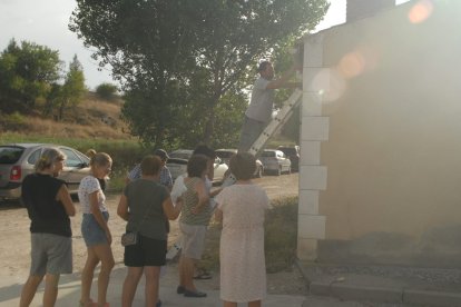 Valdanzo recupera su histórico reloj e instala señalización ornamental en sus calles.