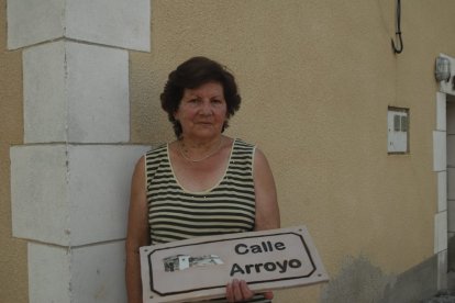 Valdanzo recupera su histórico reloj e instala señalización ornamental en sus calles.