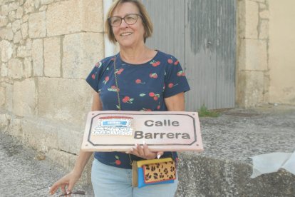 Valdanzo recupera su histórico reloj e instala señalización ornamental en sus calles.