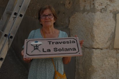 Valdanzo recupera su histórico reloj e instala señalización ornamental en sus calles.