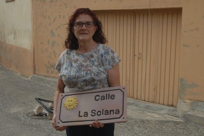 Valdanzo recupera su histórico reloj e instala señalización ornamental en sus calles.