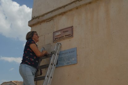 Valdanzo recupera su histórico reloj e instala señalización ornamental en sus calles.