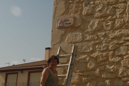 Valdanzo recupera su histórico reloj e instala señalización ornamental en sus calles.