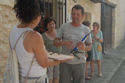Valdanzo recupera su histórico reloj e instala señalización ornamental en sus calles.