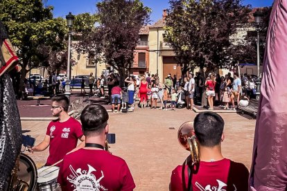 La mañana del sábado es el turno de los gigantes y los cabezudos