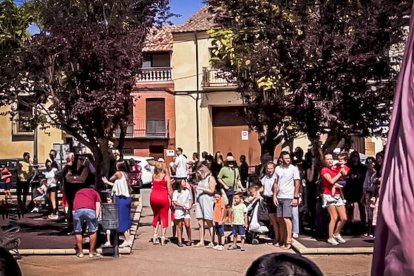 La mañana del sábado es el turno de los gigantes y los cabezudos