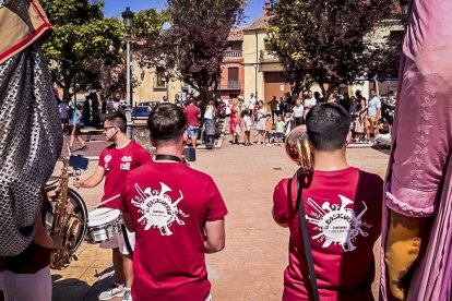 La mañana del sábado es el turno de los gigantes y los cabezudos