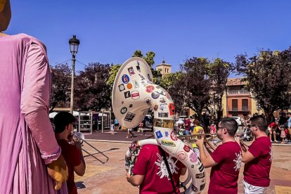 La mañana del sábado es el turno de los gigantes y los cabezudos