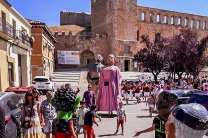 La mañana del sábado es el turno de los gigantes y los cabezudos