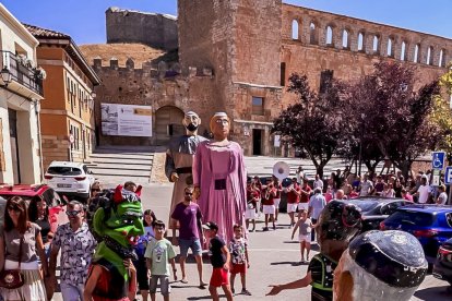 La mañana del sábado es el turno de los gigantes y los cabezudos