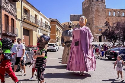 La mañana del sábado es el turno de los gigantes y los cabezudos
