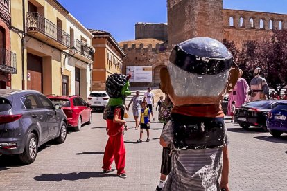 La mañana del sábado es el turno de los gigantes y los cabezudos