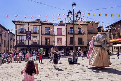 La mañana del sábado es el turno de los gigantes y los cabezudos