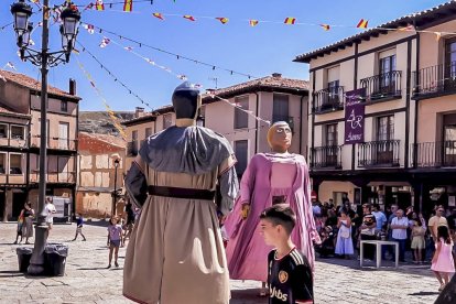 La mañana del sábado es el turno de los gigantes y los cabezudos