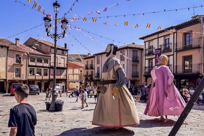 La mañana del sábado es el turno de los gigantes y los cabezudos