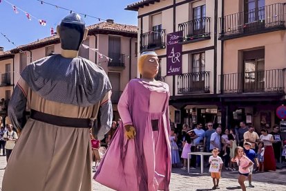 La mañana del sábado es el turno de los gigantes y los cabezudos