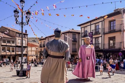 La mañana del sábado es el turno de los gigantes y los cabezudos