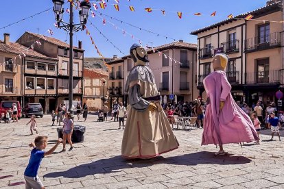 La mañana del sábado es el turno de los gigantes y los cabezudos