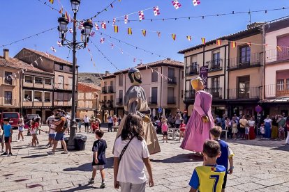 La mañana del sábado es el turno de los gigantes y los cabezudos