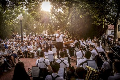 El conjunto de Jose Manuel Aceña llenó la plaza