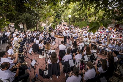 El conjunto de Jose Manuel Aceña llenó la plaza