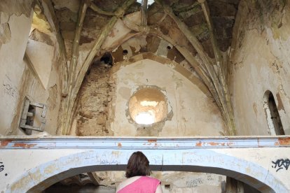 Una visitante en la iglesia en ruinas del ya despoblado de Peñalcázar.