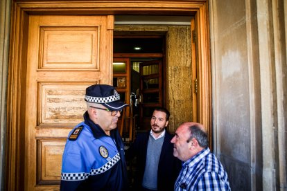 Imágenes del desalojo en la Casa Consistorial.