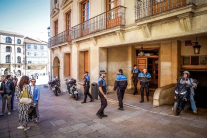 Imágenes del desalojo en la Casa Consistorial.