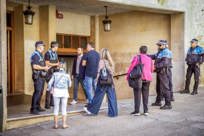 Imágenes del desalojo en la Casa Consistorial.