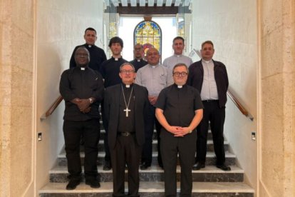 El obispo de Soria, a la izquierda, en un encuentro con jóvenes sacerdotes esta semana.