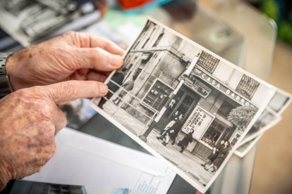 Señalando en una fotografía el anterior emplazamiento, en Marques de Vadillo.