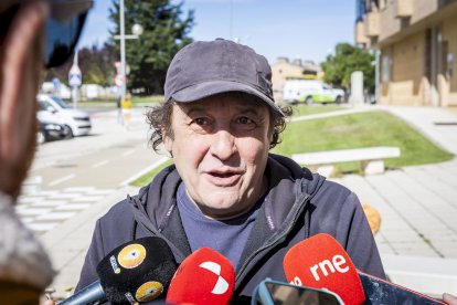 Las piezas son obras de Santiago González