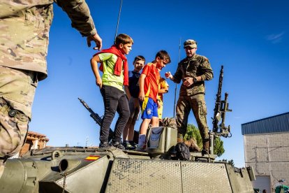 Los niños conocieron los Centauros y las armas del Ejército