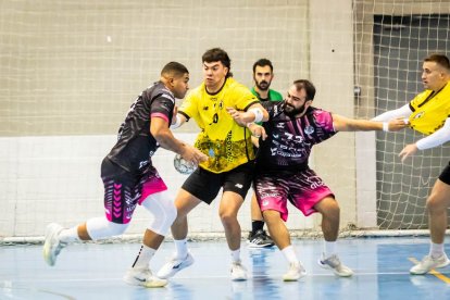 Los amarillos logran su primera victoria