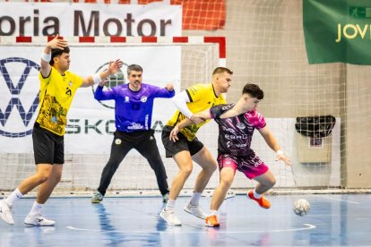 Los amarillos logran su primera victoria
