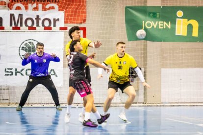 Los amarillos logran su primera victoria