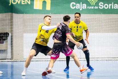 Los amarillos logran su primera victoria